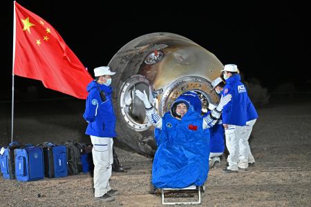 中国の宇宙ステーション「天宮」から帰還した有人宇宙船「神舟１８号」の飛行士（中央）＝４日、中国内モンゴル自治区（新華社＝共同）