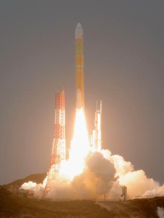 防衛省の通信衛星「きらめき３号」を載せ打ち上げられるＨ３ロケット４号機＝４日午後３時４８分、鹿児島県の種子島宇宙センター