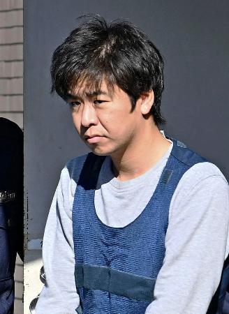 送検される金子優汰容疑者＝４日午前９時２８分、千葉県警四街道署