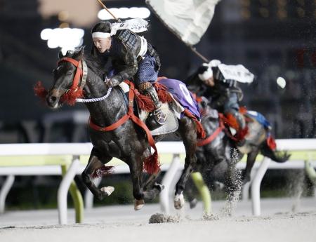 東京・大井競馬場で行われた福島県の伝統行事「相馬野馬追」の「甲冑競馬」＝４日午後