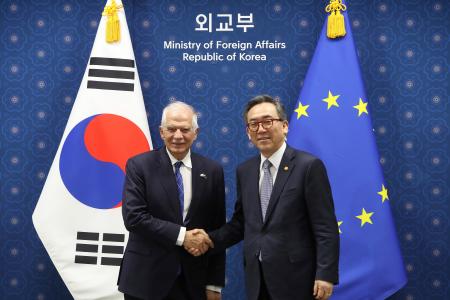 韓国の趙兌烈外相（右）と握手を交わすＥＵのボレル外交安全保障上級代表＝４日、ソウル（ＡＰ＝共同）