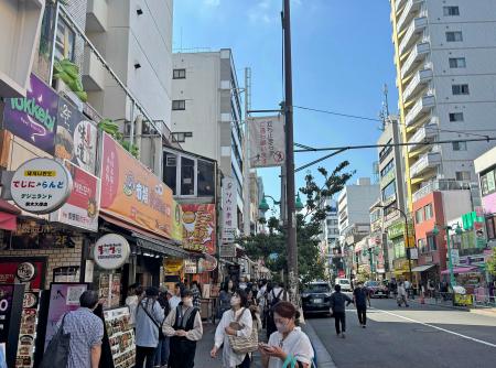 活気あふれる新大久保のコリアンタウン周辺＝東京都新宿区