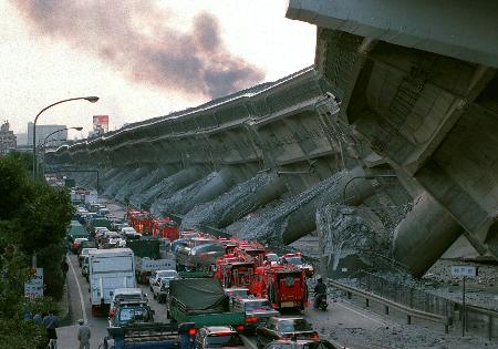 阪神大震災で倒壊した阪神高速道路神戸線＝１９９５年１月、神戸市東灘区深江南町