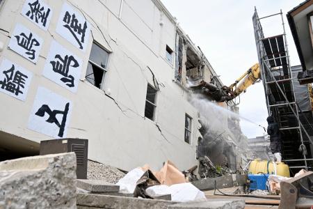 解体作業が始まった、元日の地震で倒壊した石川県輪島市の７階建てビル＝５日午前