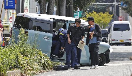 路線バスと衝突した軽乗用車を調べる福岡県警の捜査員ら＝８月、福岡市早良区