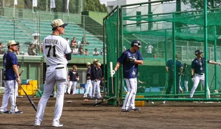 秋季キャンプ初日、練習を見守るオリックス・岸田監督（７１）＝高知市