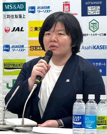 記者会見する柔道女子日本代表の塚田真希監督＝５日、東京都文京区