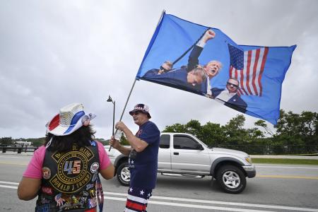 米フロリダ州のトランプ前大統領の私邸マールアラーゴ付近で盛り上がる支持者＝５日（共同）