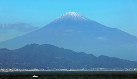 積雪している様子が確認できる静岡県側から見た富士山＝６日午前