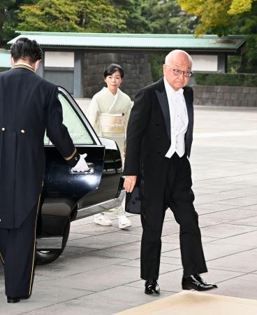 大綬章の親授式に向かう古賀伸明元連合会長＝６日午前、宮殿・南車寄