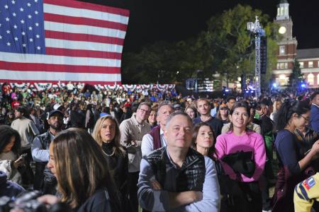 　米大統領選の開票速報を見るハリス副大統領の支持者＝５日、ワシントン（共同）