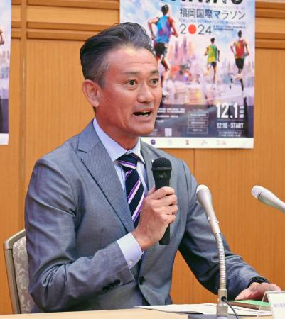 記者会見で福岡国際マラソン２０２４の招待選手を発表する日本陸連の高岡寿成シニアディレクター＝６日、福岡市