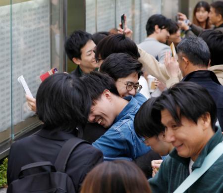 司法試験の合格発表で喜ぶ人たち＝６日午後、東京・霞が関