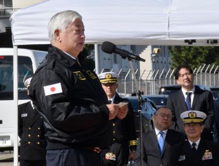 韓国海軍艦の入港歓迎行事であいさつする中谷防衛相＝７日午前、神奈川県の海上自衛隊横須賀基地