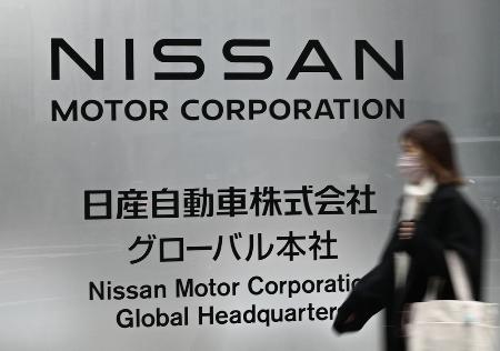 日産自動車グローバル本社にある社名表示＝３月、横浜市