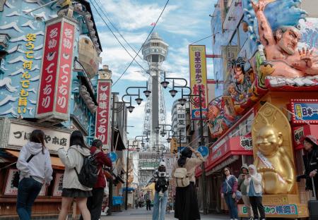 大阪・新世界の通天閣（奥）＝８日午前