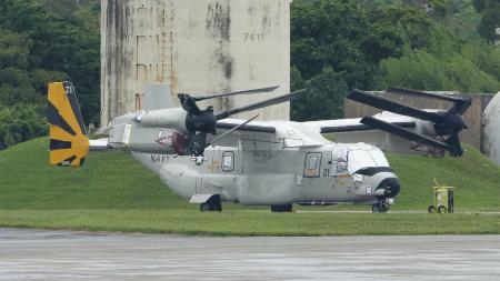 　沖縄県の米空軍嘉手納基地に駐機する米海軍のＣＭＶ２２オスプレイ＝５月