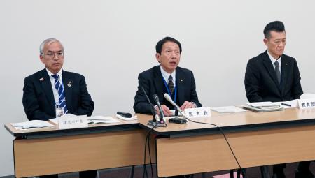 兵庫県猪名川町で記者会見する岡本信司町長（左）ら＝８日午後