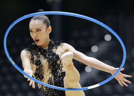 女子個人総合　喜田未来乃のフープ＝高崎アリーナ