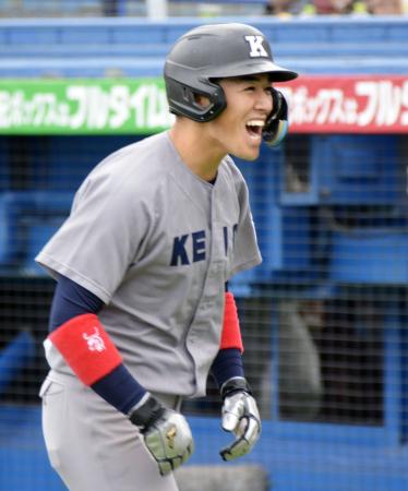 東京六大学野球リーグの早大戦１回戦で笑顔を見せる慶大・清原＝神宮