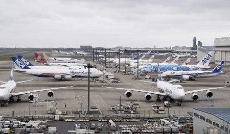 旅客機などが並ぶ成田空港