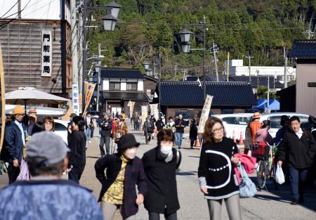 仮設商店街の本格営業が始まり、買い物客らでにぎわう石川県輪島市門前町＝９日午前