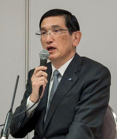 記者会見するＪＲ西日本の長谷川一明社長＝９日午後、兵庫県宝塚市