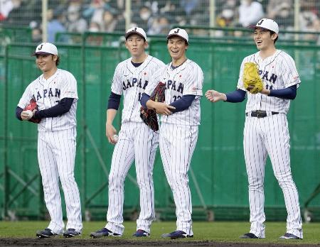 ＷＢＣ日本代表キャンプで投内連係の練習中、笑顔を見せる（右から）佐々木朗、湯浅、戸郷、伊藤＝２０２３年２月、宮崎