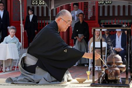 鄭成功生誕４００年記念の献茶式で、献茶をする松浦章さん＝９日、台湾南部・台南市（共同）