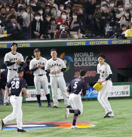 ＷＢＣ１次リーグ、チェコ戦の４回途中で降板し、死球を与えたウィリー・エスカラ（５）に謝りながらベンチに戻る日本先発の佐々木朗希（右端）＝２０２３年３月、東京ドーム