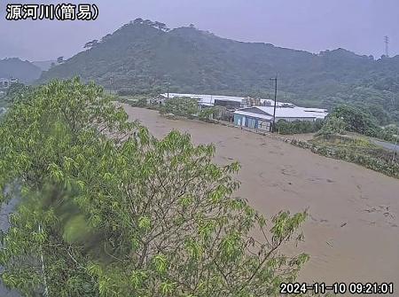 　大雨の影響で増水した、沖縄県名護市の源河川のライブカメラ画像＝１０日午前（沖縄県河川情報システムより）