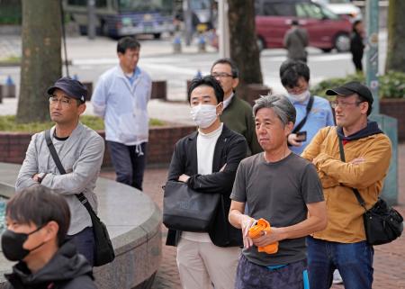 名古屋市長選が告示され、候補者の訴えを聞く市民ら＝１０日午前、名古屋市