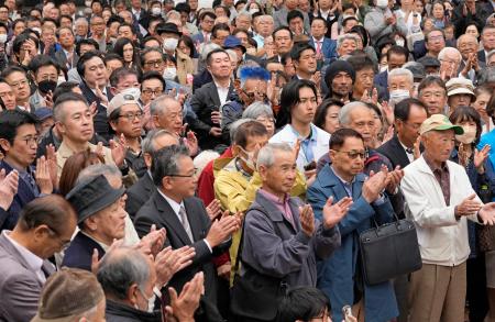 　名古屋市長選が告示され、候補者の訴えを聞く市民ら＝１０日午後、名古屋市