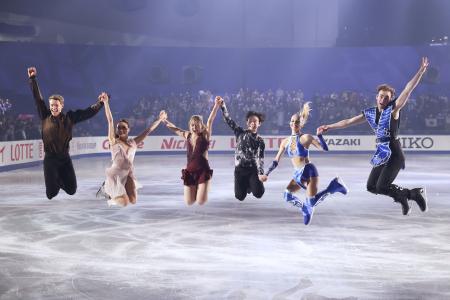 　エキシビションを終え、優勝者たちとジャンプする坂本花織（中央左）と鍵山優真（同右）＝国立代々木競技場