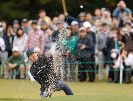 　最終日、６番でバンカーショットを放つ石川遼。通算１１アンダーで優勝＝太平洋クラブ御殿場