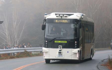 山梨県側の富士山５合目と麓を結ぶ有料道路「富士スバルライン」を自動運転で走るＥＶバス＝１０日午前