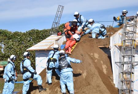 家屋内で土砂に埋没した車両からの救出訓練＝１０日午前、石川県津幡町