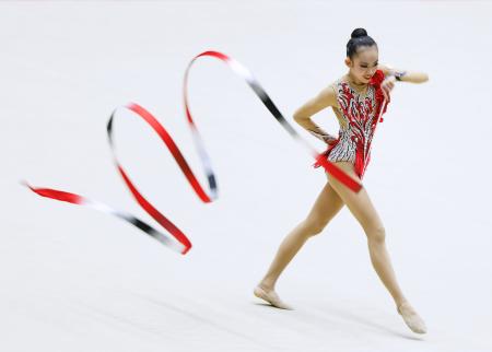 女子個人種目別のリボンで優勝した鶴田芽生＝高崎アリーナ