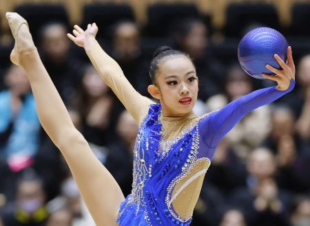 　女子個人種目別のボールで優勝した鶴田芽生＝高崎アリーナ