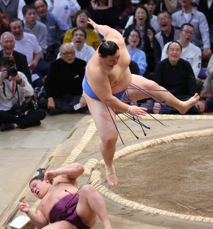 大の里（上）が突き落としで平戸海を下す＝福岡国際センター