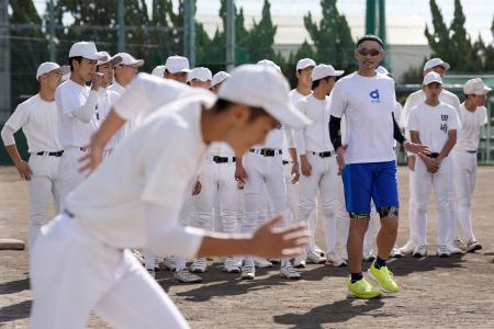 大冠高野球部を指導するイチローさん＝１０日、大阪府高槻市