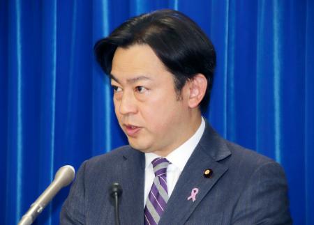 記者会見する福岡厚労相＝１２日午前、厚労省