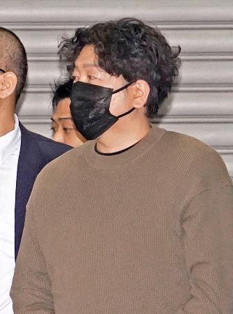 警視庁神田署に入る岩井崇容疑者＝１１日