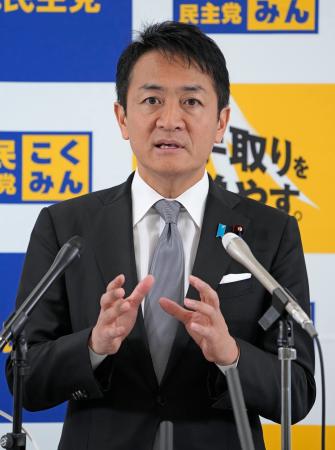 　記者会見する国民民主党の玉木代表＝１２日午前、国会