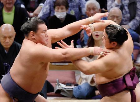 　平戸海（右）を攻める豊昇龍。押し出しで下す＝福岡国際センター