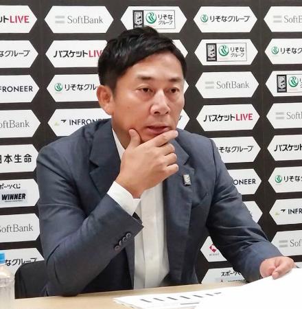 記者会見するＢリーグの島田慎二チェアマン＝１２日、東京都内