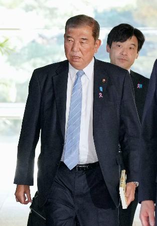 　首相官邸を出る石破首相＝１３日午前