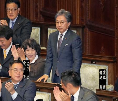 　衆院本会議で予算委員長に選出され、起立する立憲民主党の安住前国対委員長＝１３日午後