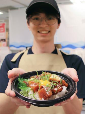 　物産展「にっぽんの離島物語」の食堂で用意した五つの島の海の幸が一度に味わえる漬け丼＝１３日午前、大阪市の近鉄百貨店本店