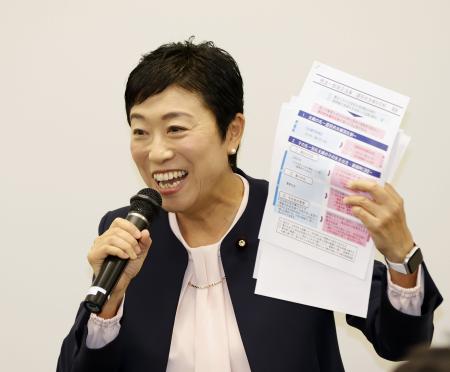 立憲民主党のジェンダー平等推進本部総会であいさつする辻元清美本部長＝１３日午後、国会